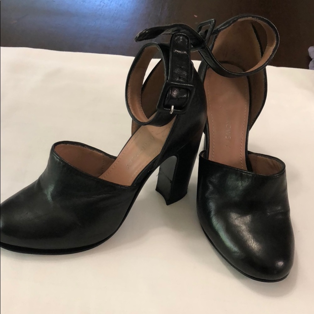 Strap shoes